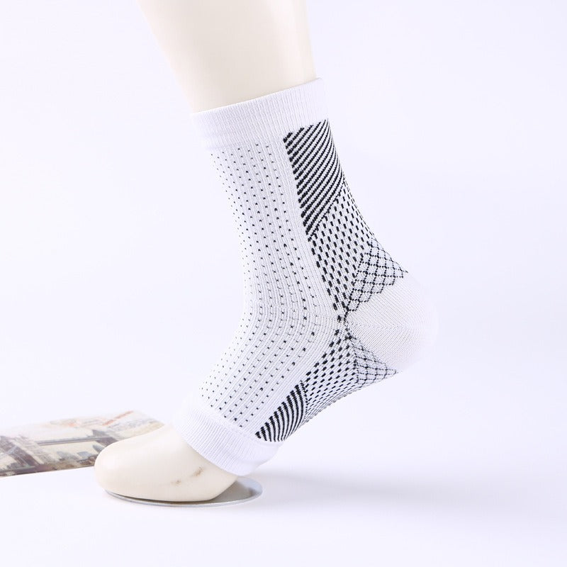 Ankle compression socks with close fitting ankle design
