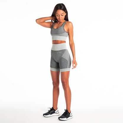 Seamless workout set for women featuring a sporty look, perfect for gym sessions and fitness activities.