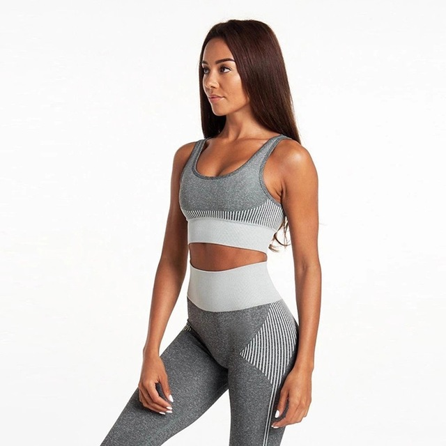 Model showcasing the Autumn and Winter Fitness Seamless Set in grey, highlighting its sleek design.