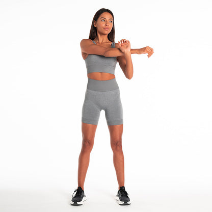 Seamless workout set for women featuring a sporty look, perfect for gym sessions and fitness activities.