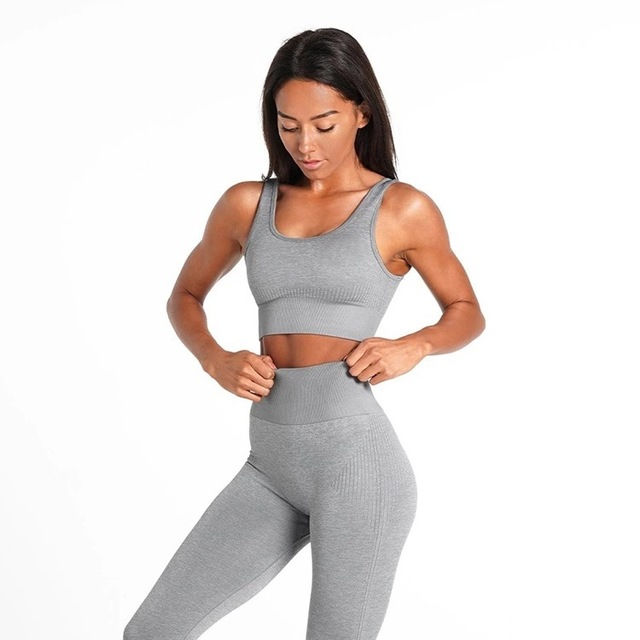 Model showcasing the Autumn and Winter Fitness Seamless Set in grey, highlighting its sleek design.